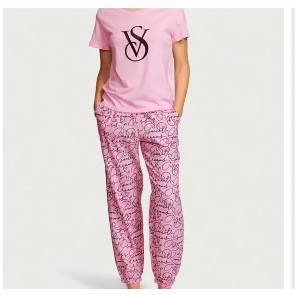 VICTORIA'S SECRET
Flannel Jogger Tee-Jama Set